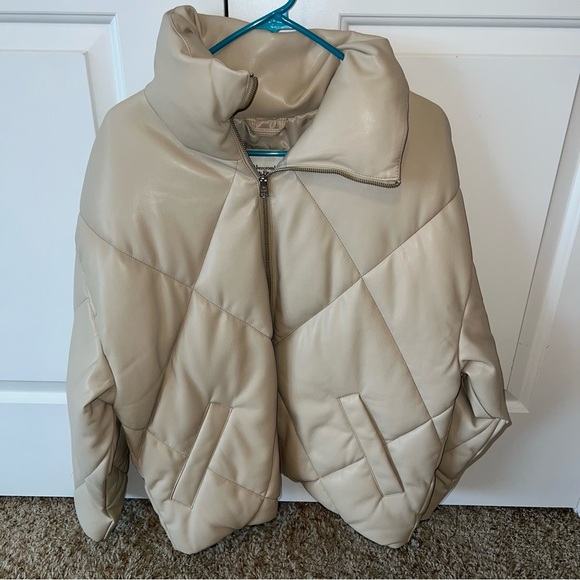 NWT! Abercrombie & Fitch - Oversized Vegan Leather Puffer - Cream - Picture 4 of 6